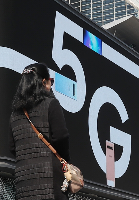 5G시대 첫발 SK텔레콤·KT·LG유플러스 등 국내 통신 3사가 3일 저녁 11시에 5G 스마트폰 '갤럭시S10 5G' 개통행사를 갖고 세계 최초로 5G 상용서비스에 돌입했다. 4일 오전 서울 강남구 SM타운 '케이팝 스퀘어' 에 설치된 디지털 사이니지에 5G 단말기 광고가 나오고 있다.  연합뉴스